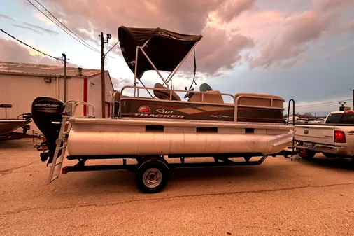 Sun Tracker Party Barge 18 DLX image