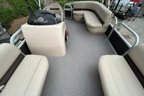 Sun Tracker Party Barge 18 DLX image