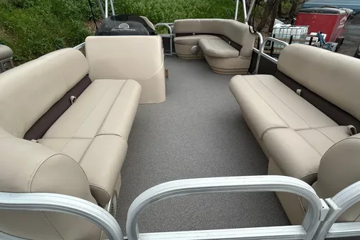 Sun Tracker Party Barge 18 DLX image