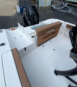 Sea-pro 242-CENTER-CONSOLE image