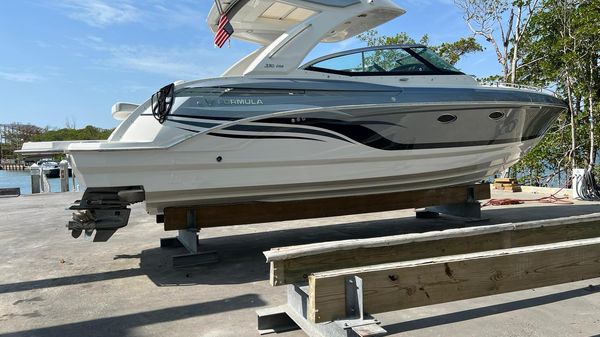 Formula 330 Crossover Bowrider