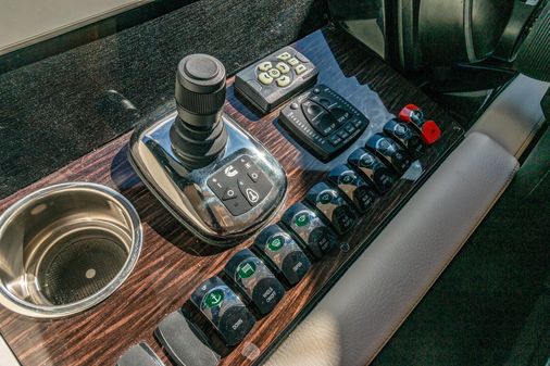 Carver C 52 Command Bridge image