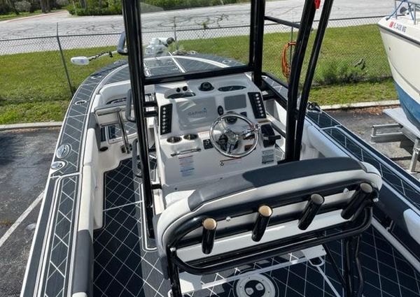 Robalo 246 Cayman image
