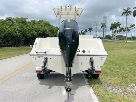 Cobia 237-CENTER-CONSOLE image
