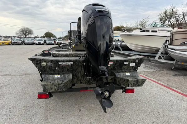 Tracker GRIZZLY-1860-MVX-CC image