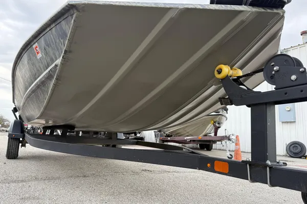 Tracker GRIZZLY-1860-MVX-CC image