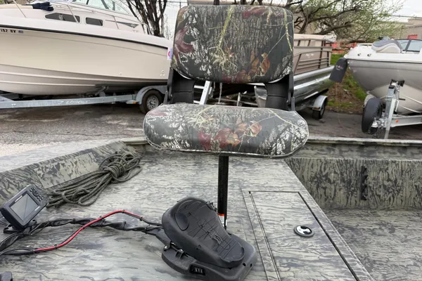 Tracker GRIZZLY-1860-MVX-CC image