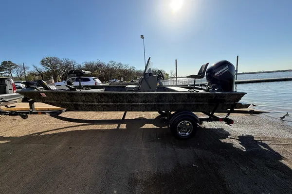 Tracker GRIZZLY-1860-MVX-CC image