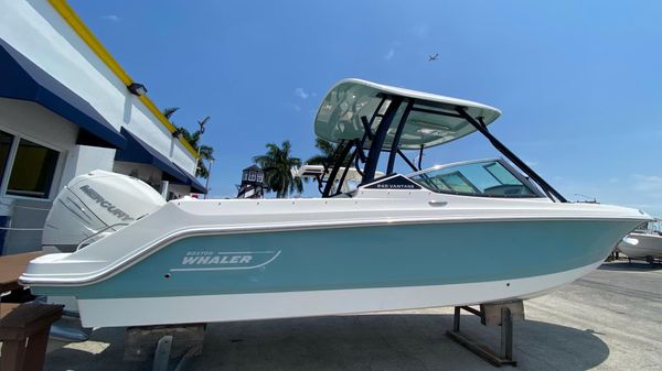 Boston Whaler 240 Vantage