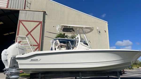 Boston Whaler 250 Dauntless 