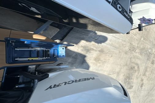 Aviara AV32 Outboard image