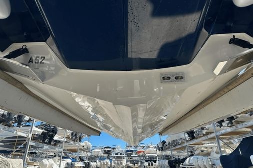 Aviara AV32 Outboard image