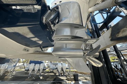 Aviara AV32 Outboard image