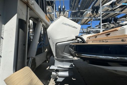 Aviara AV32 Outboard image