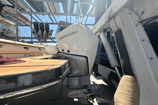 Aviara AV32 Outboard image