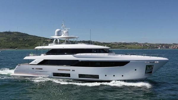 Custom Line Navetta 33