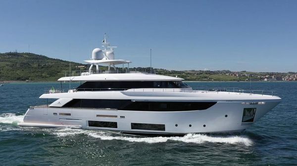 Custom Line Navetta 33 