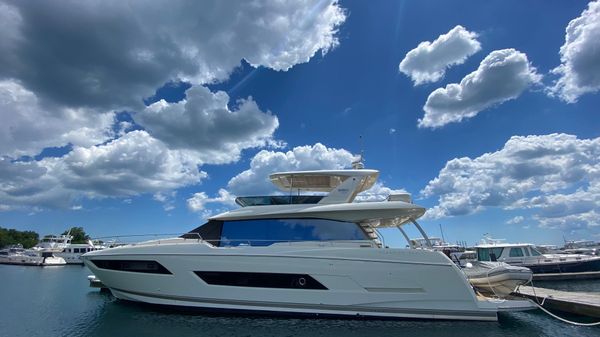 Prestige 680 Flybridge