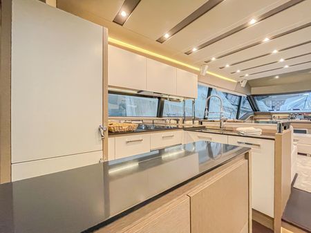 Prestige 680 Flybridge image