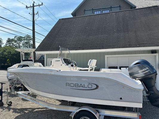 Robalo R180-CENTER-CONSOLE - main image