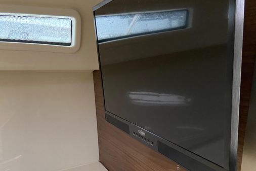 Boston Whaler 325 Conquest image