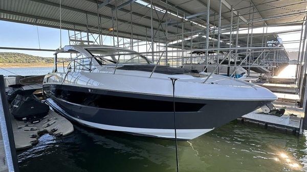 Cruisers Yachts 39 Express Coupe 