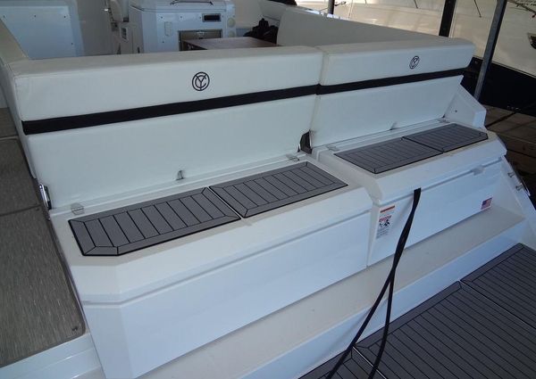 Cruisers Yachts 39 Express Coupe image