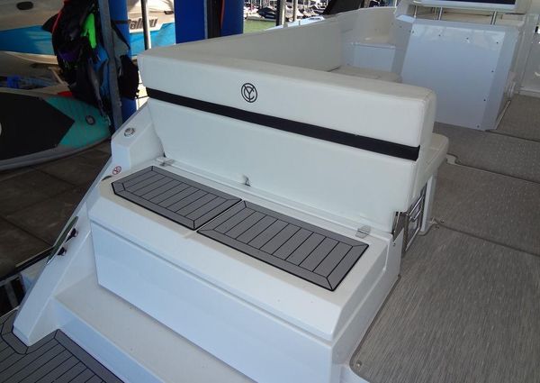 Cruisers Yachts 39 Express Coupe image