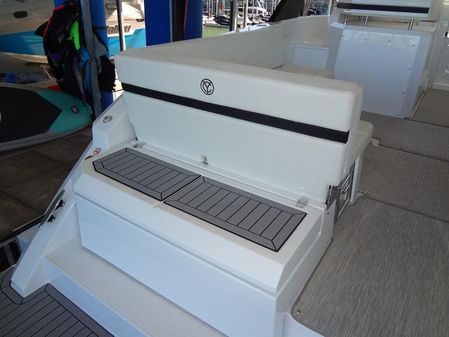 Cruisers Yachts 39 Express Coupe image