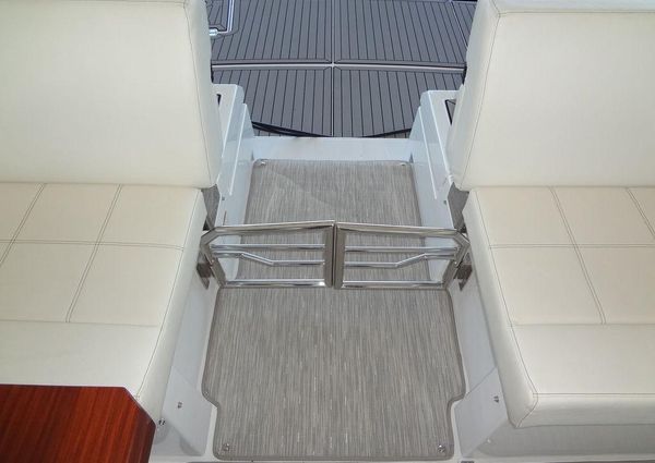 Cruisers Yachts 39 Express Coupe image