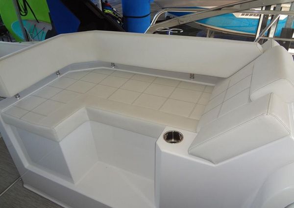 Cruisers Yachts 39 Express Coupe image