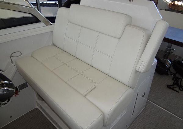 Cruisers Yachts 39 Express Coupe image