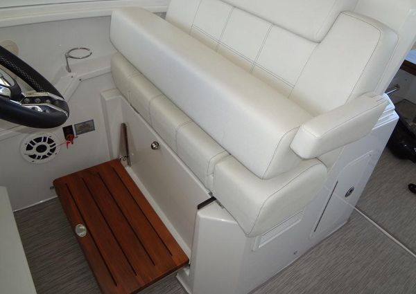 Cruisers Yachts 39 Express Coupe image