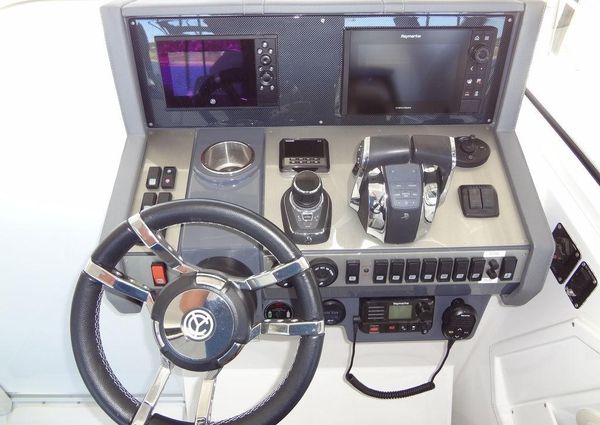 Cruisers Yachts 39 Express Coupe image