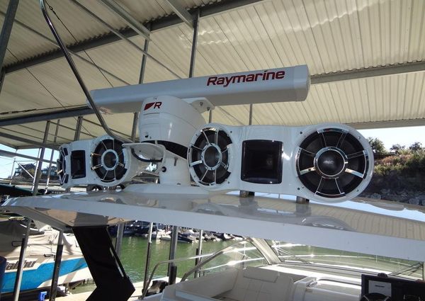 Cruisers Yachts 39 Express Coupe image