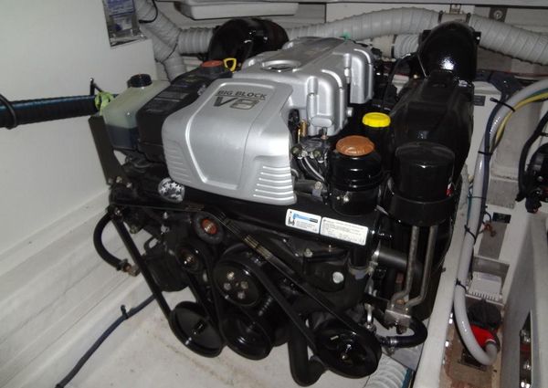 Cruisers Yachts 39 Express Coupe image