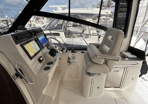 Boston Whaler 325 Conquest image