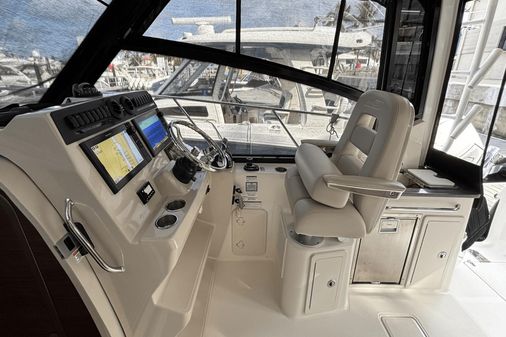 Boston Whaler 325 Conquest image