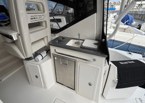 Boston Whaler 325 Conquest image