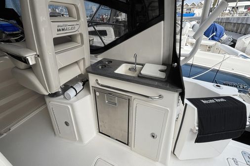 Boston Whaler 325 Conquest image