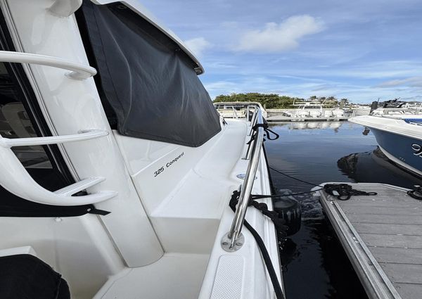 Boston Whaler 325 Conquest image