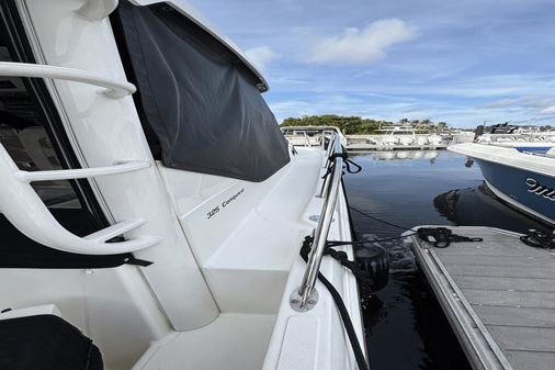 Boston Whaler 325 Conquest image