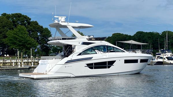 Cruisers Yachts 60 Fly image