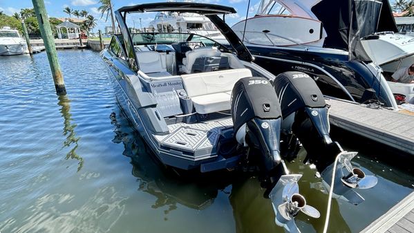 Cruisers Yachts 338 South Beach Edition Bow Rider image