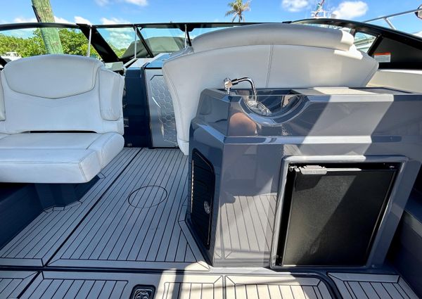 Cruisers Yachts 338 South Beach Edition Bow Rider image