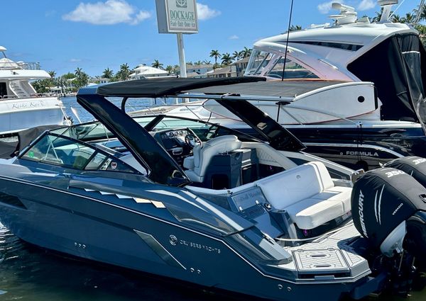 Cruisers Yachts 338 South Beach Edition Bow Rider image