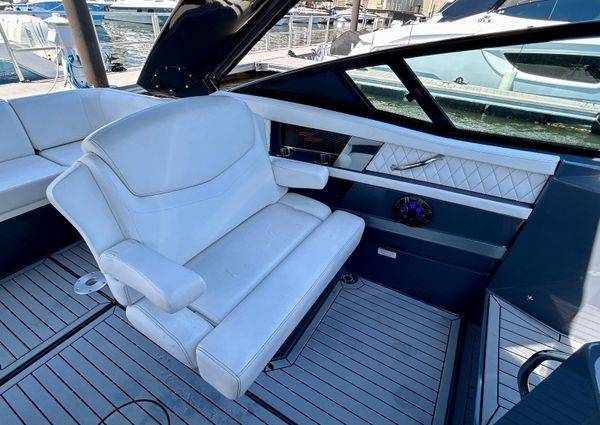 Cruisers Yachts 338 South Beach Edition Bow Rider image