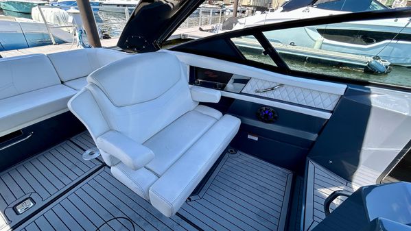 Cruisers Yachts 338 South Beach Edition Bow Rider image