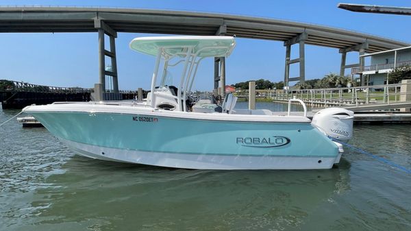 Robalo R230 Center Console 