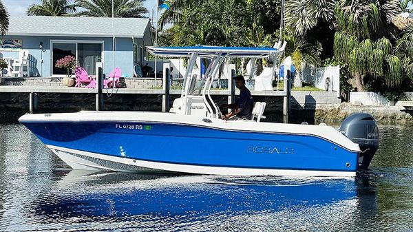 Robalo R200 Center Console